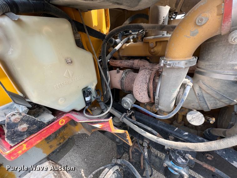 image for item IA9165 2001 International 9200i  semi truck