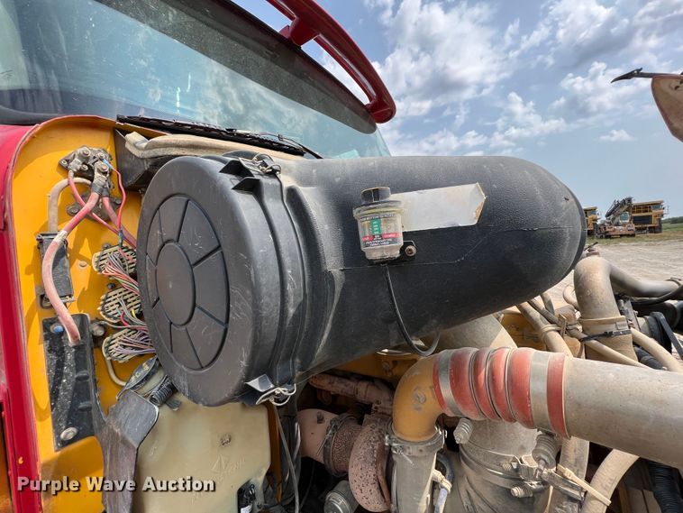 image for item IA9165 2001 International 9200i  semi truck