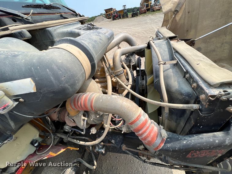 image for item IA9165 2001 International 9200i  semi truck