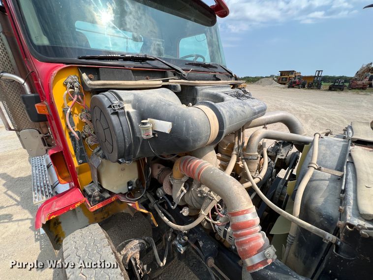 image for item IA9165 2001 International 9200i  semi truck