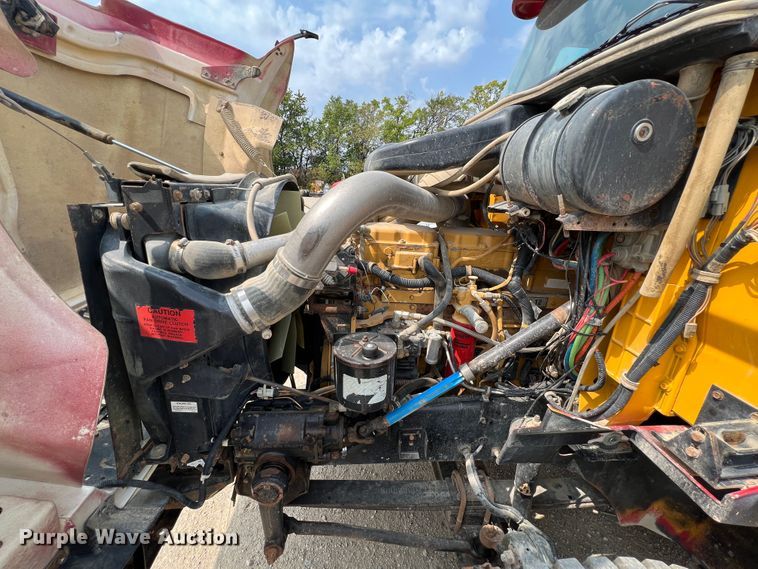 image for item IA9165 2001 International 9200i  semi truck