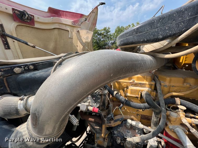 image for item IA9165 2001 International 9200i  semi truck