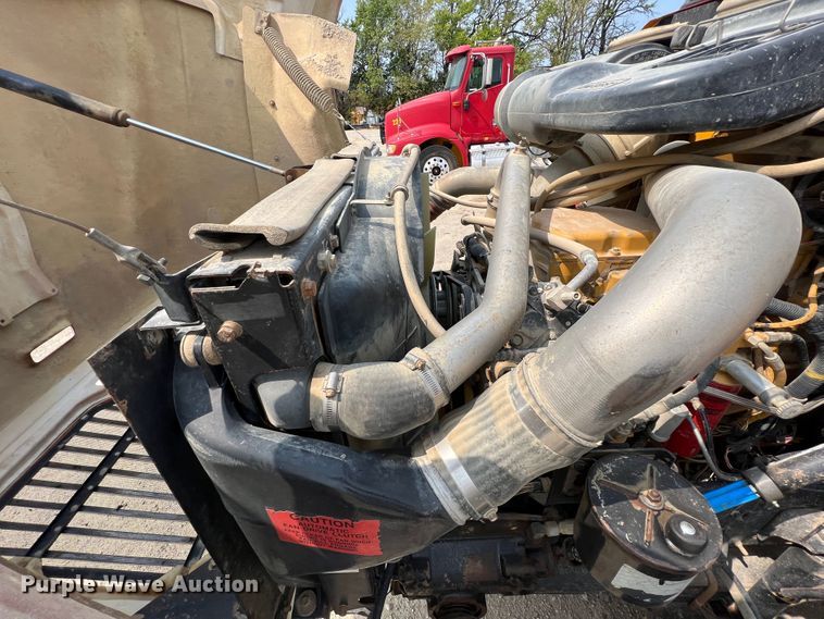 image for item IA9165 2001 International 9200i  semi truck