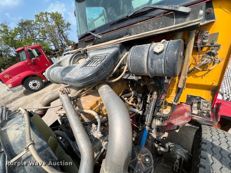 image for item IA9165 2001 International 9200i  semi truck