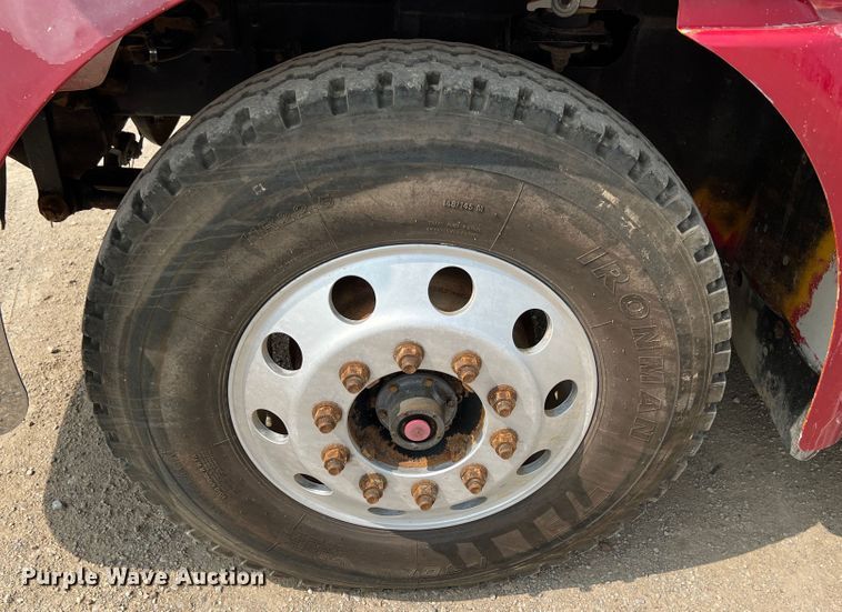 image for item IA9165 2001 International 9200i  semi truck