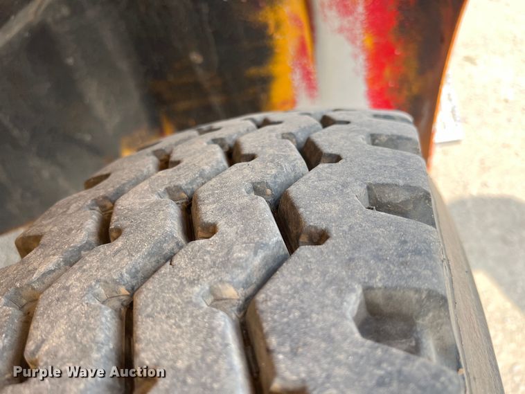 image for item IA9165 2001 International 9200i  semi truck