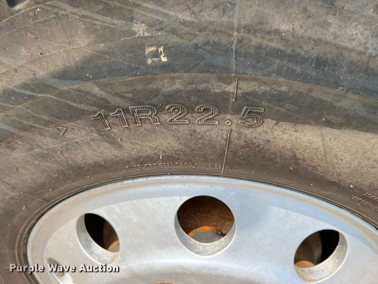 image for item IA9165 2001 International 9200i  semi truck