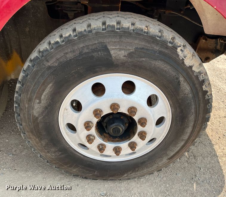 image for item IA9165 2001 International 9200i  semi truck