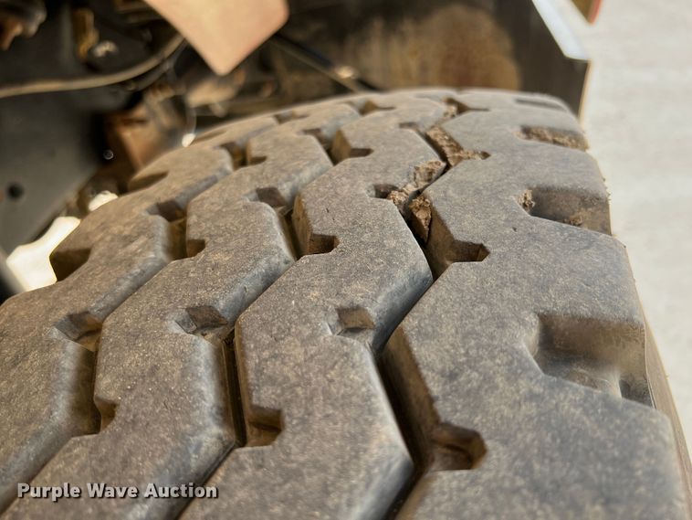 image for item IA9165 2001 International 9200i  semi truck