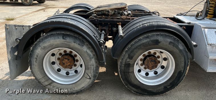 image for item IA9165 2001 International 9200i  semi truck