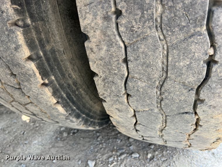 image for item IA9165 2001 International 9200i  semi truck