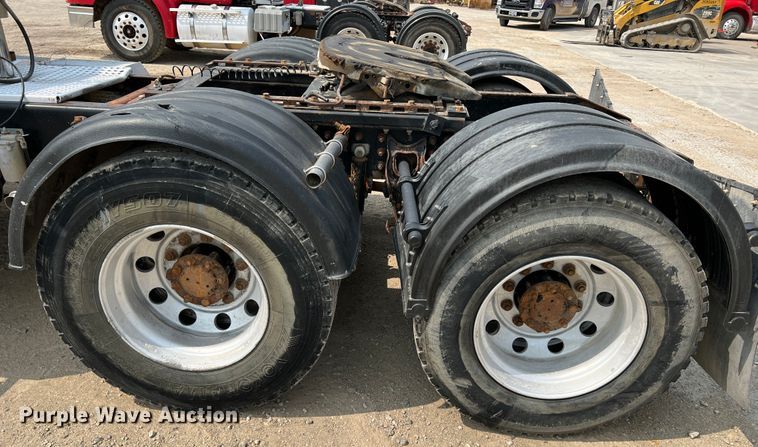 image for item IA9165 2001 International 9200i  semi truck