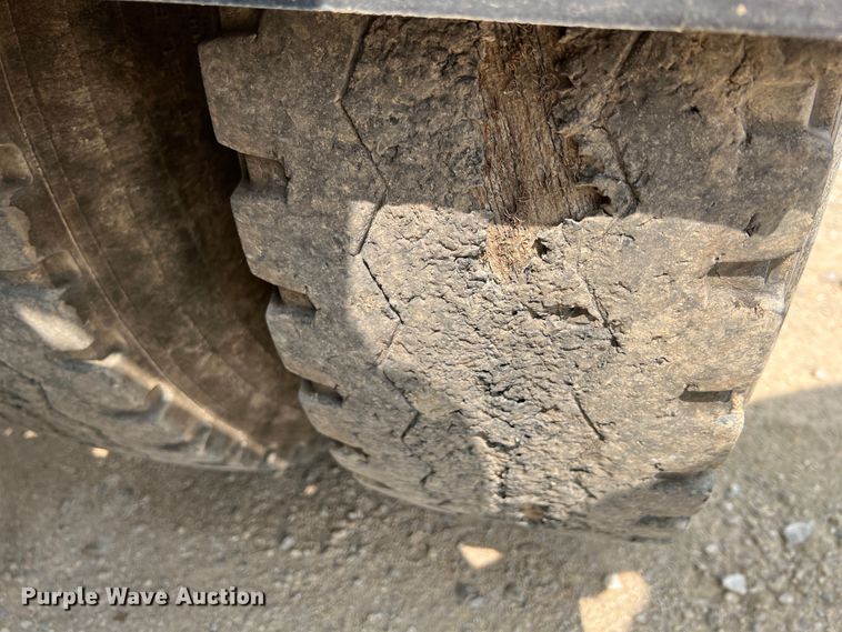 image for item IA9165 2001 International 9200i  semi truck