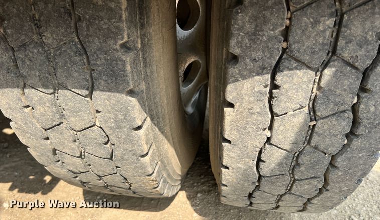 image for item IA9165 2001 International 9200i  semi truck