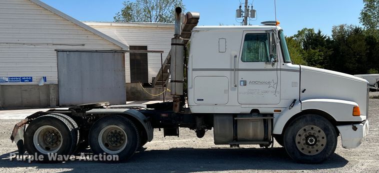 image for item IA9227 1991 White GMC WIA  semi truck