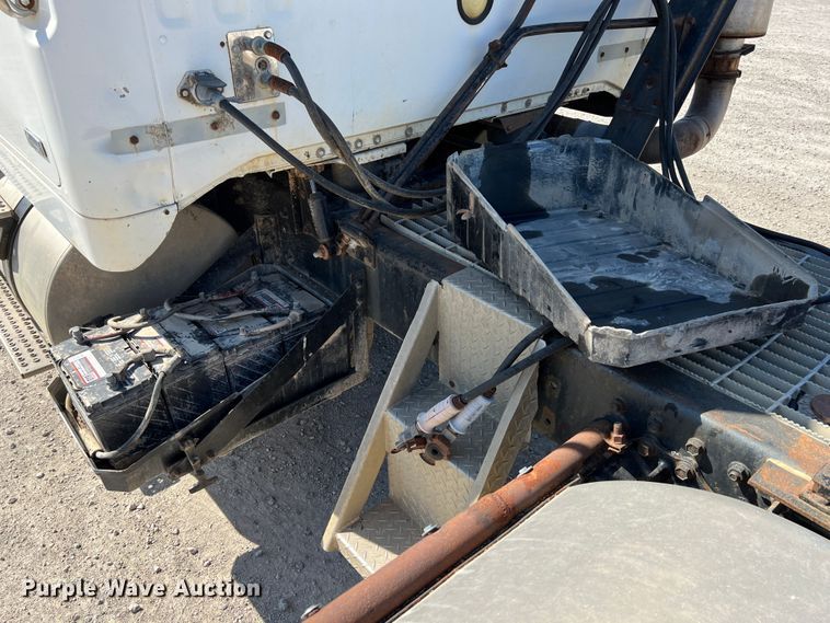 image for item IA9227 1991 White GMC WIA  semi truck