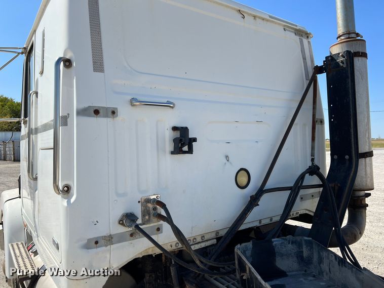 image for item IA9227 1991 White GMC WIA  semi truck