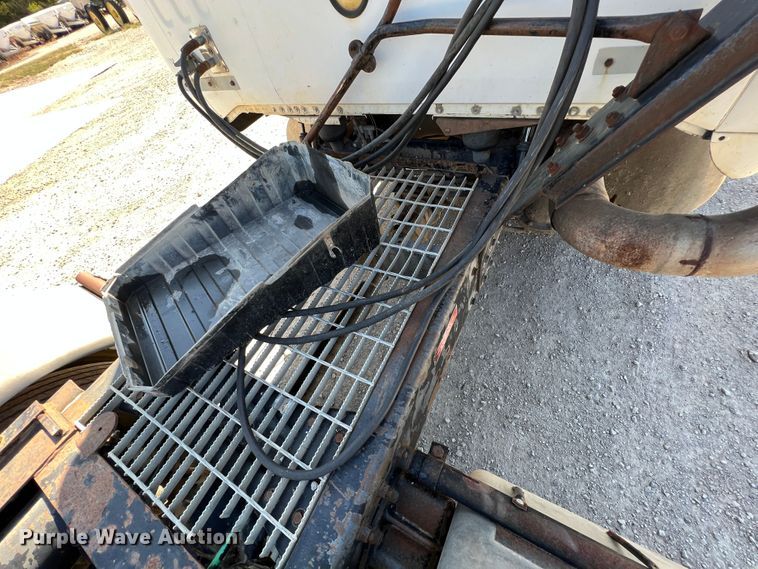 image for item IA9227 1991 White GMC WIA  semi truck