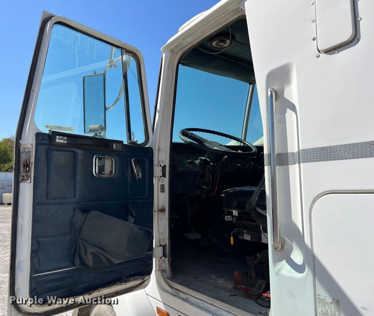 image for item IA9227 1991 White GMC WIA  semi truck