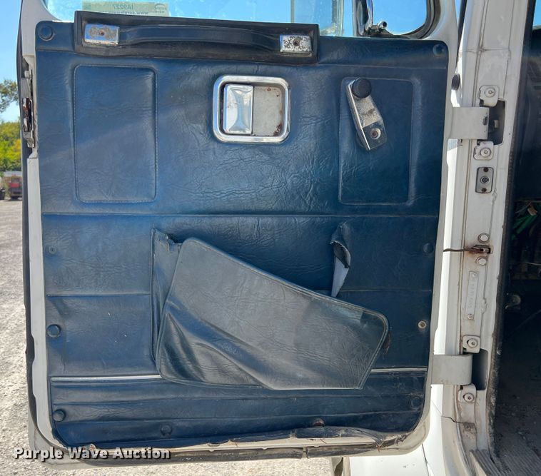 image for item IA9227 1991 White GMC WIA  semi truck