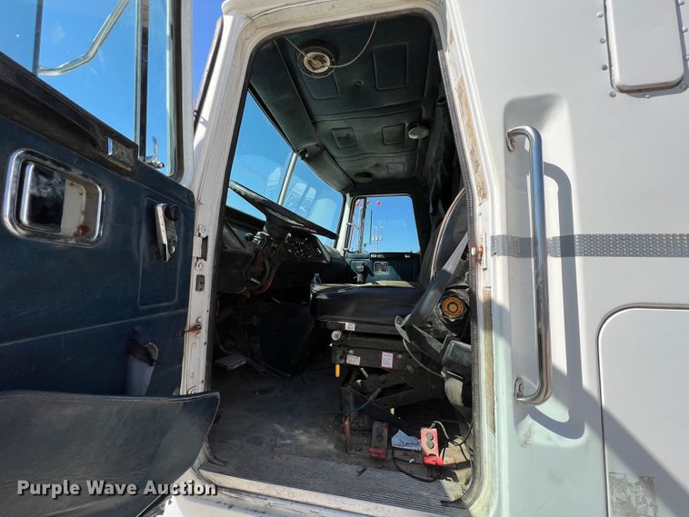 image for item IA9227 1991 White GMC WIA  semi truck