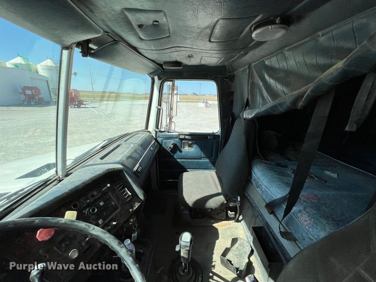 image for item IA9227 1991 White GMC WIA  semi truck