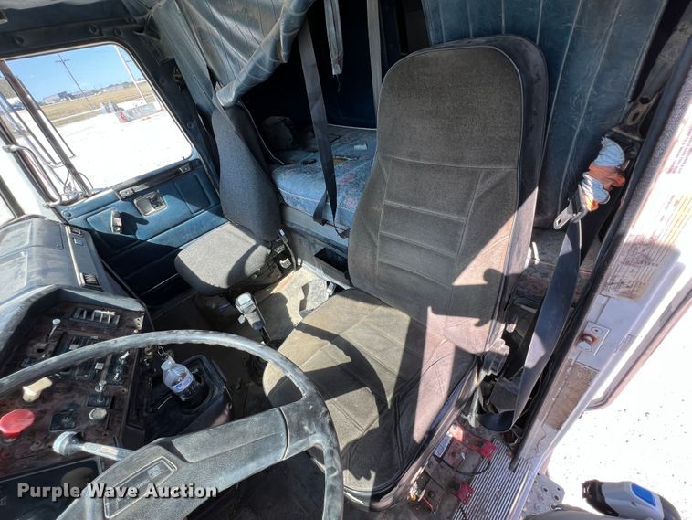 image for item IA9227 1991 White GMC WIA  semi truck