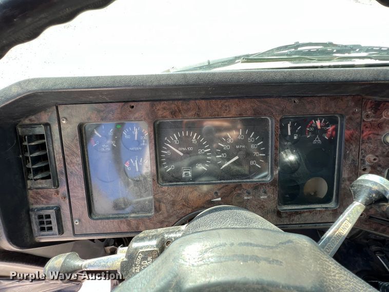 image for item IA9227 1991 White GMC WIA  semi truck