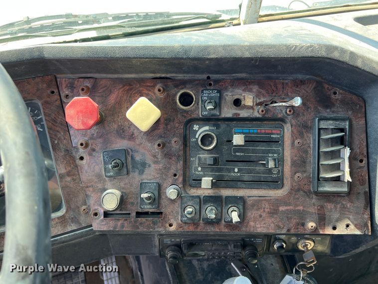 image for item IA9227 1991 White GMC WIA  semi truck