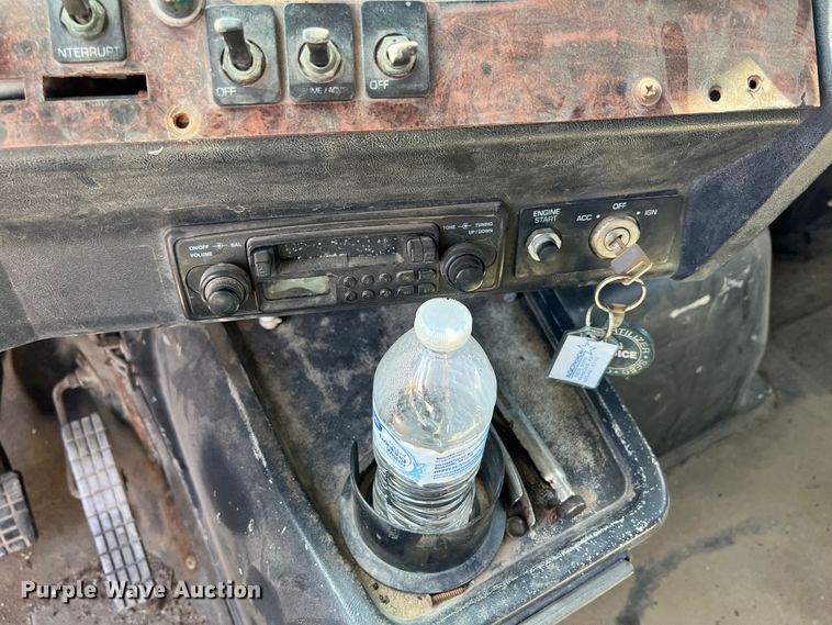 image for item IA9227 1991 White GMC WIA  semi truck