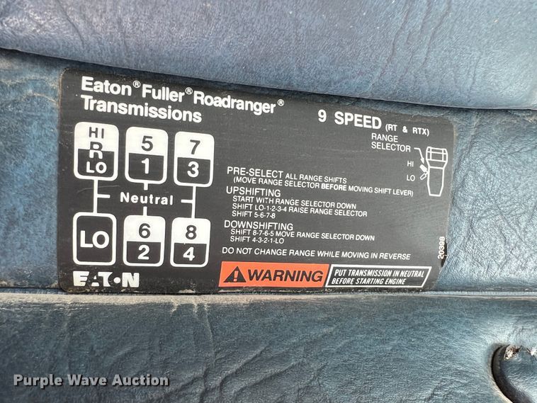 image for item IA9227 1991 White GMC WIA  semi truck