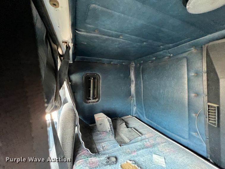 image for item IA9227 1991 White GMC WIA  semi truck