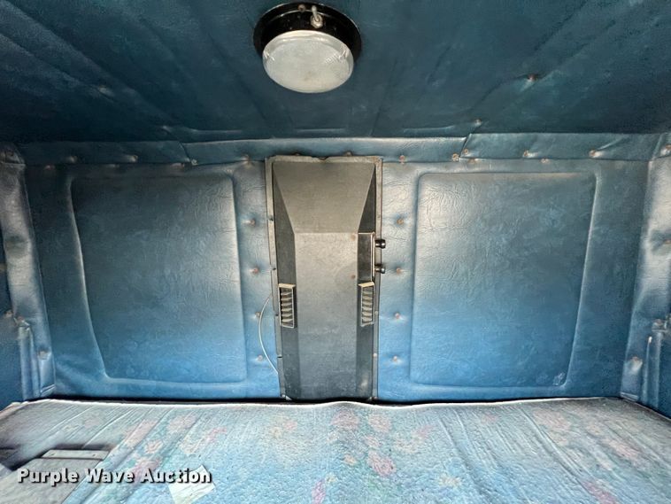 image for item IA9227 1991 White GMC WIA  semi truck