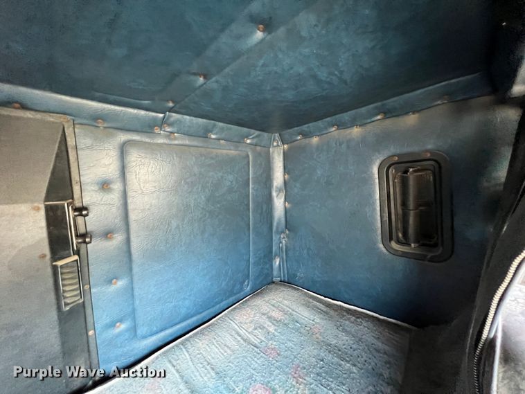 image for item IA9227 1991 White GMC WIA  semi truck