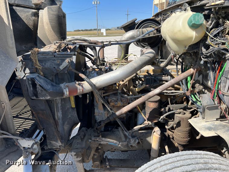 image for item IA9227 1991 White GMC WIA  semi truck