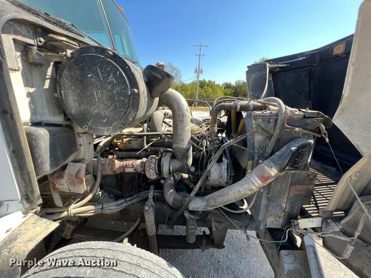 image for item IA9227 1991 White GMC WIA  semi truck