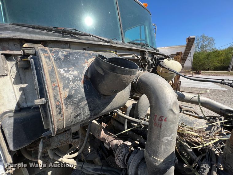 image for item IA9227 1991 White GMC WIA  semi truck