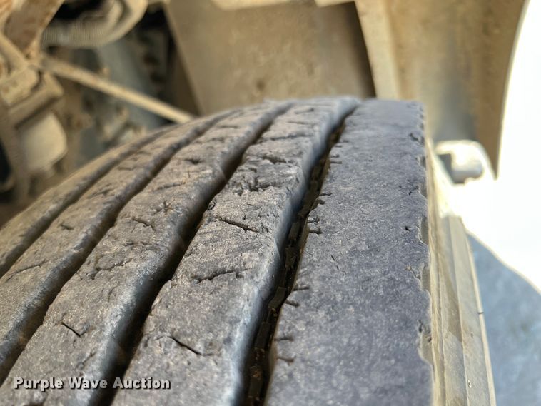 image for item IA9227 1991 White GMC WIA  semi truck