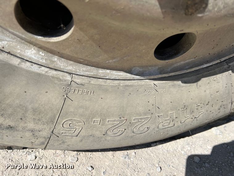 image for item IA9227 1991 White GMC WIA  semi truck