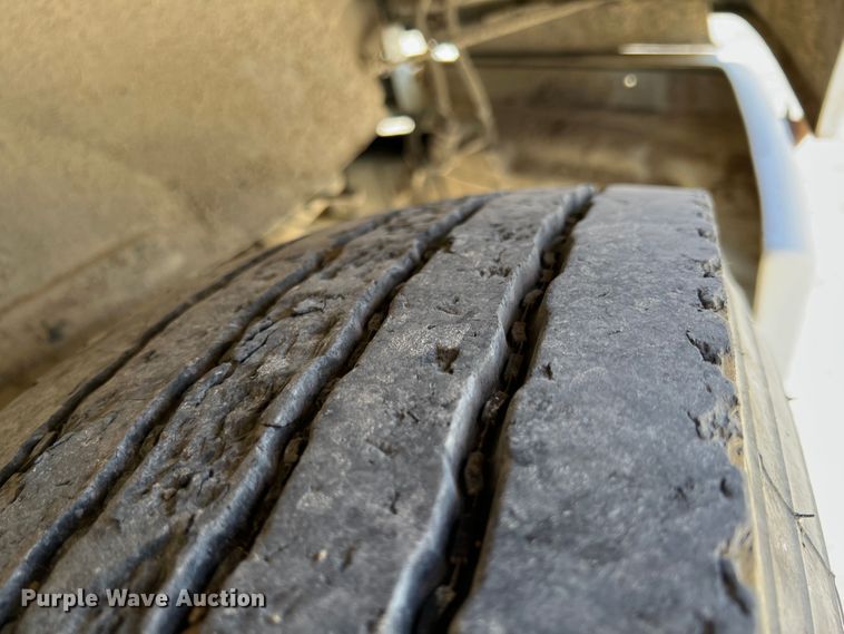 image for item IA9227 1991 White GMC WIA  semi truck