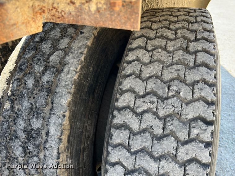 image for item IA9227 1991 White GMC WIA  semi truck