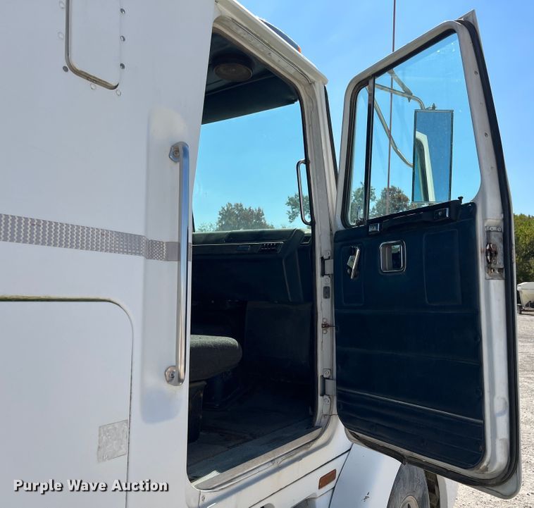 image for item IA9227 1991 White GMC WIA  semi truck