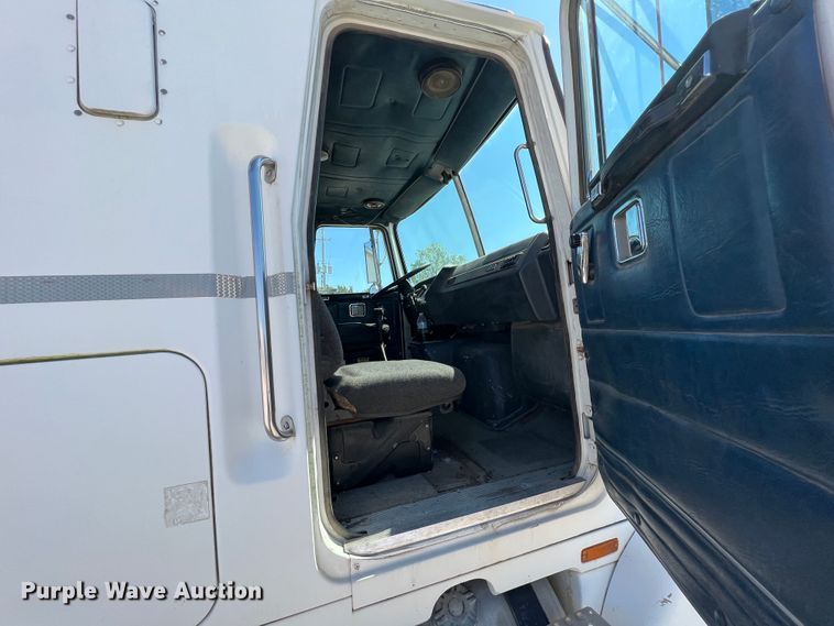image for item IA9227 1991 White GMC WIA  semi truck