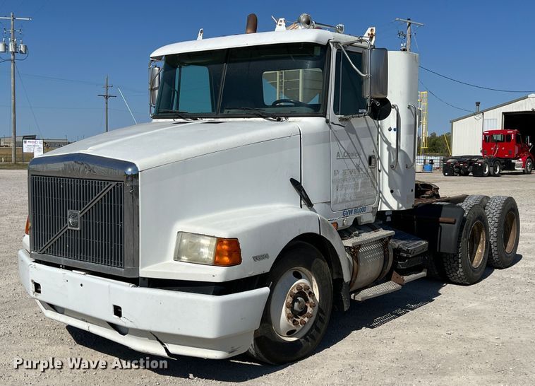 image for item IA9229 1998 Volvo WCA  semi truck