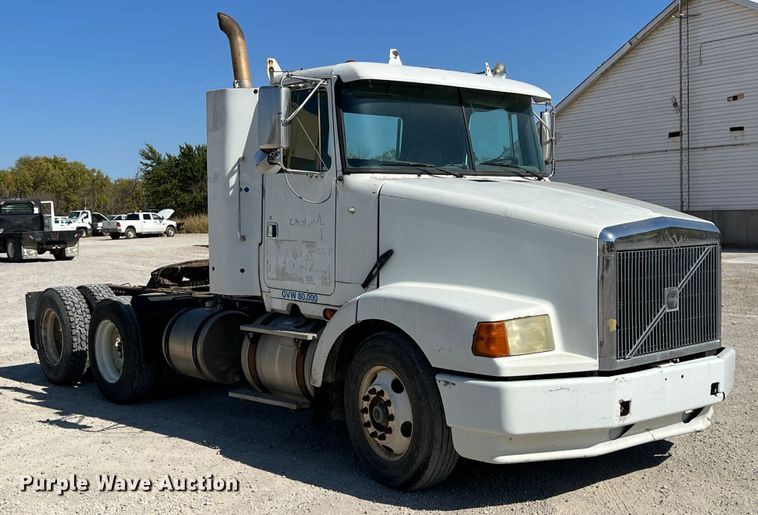 image for item IA9229 1998 Volvo WCA  semi truck