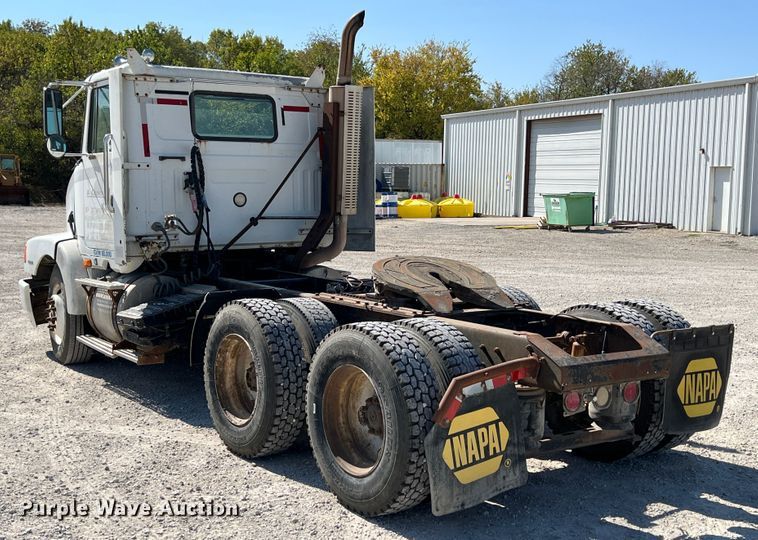 image for item IA9229 1998 Volvo WCA  semi truck