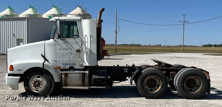 image for item IA9229 1998 Volvo WCA  semi truck