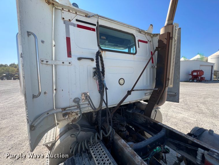 image for item IA9229 1998 Volvo WCA  semi truck