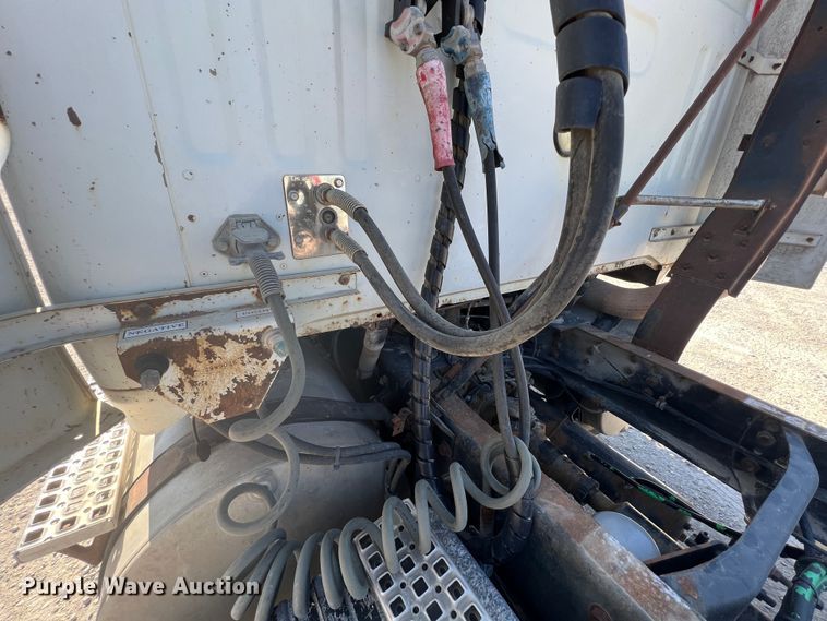 image for item IA9229 1998 Volvo WCA  semi truck