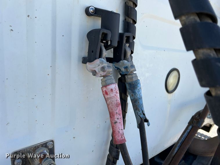 image for item IA9229 1998 Volvo WCA  semi truck